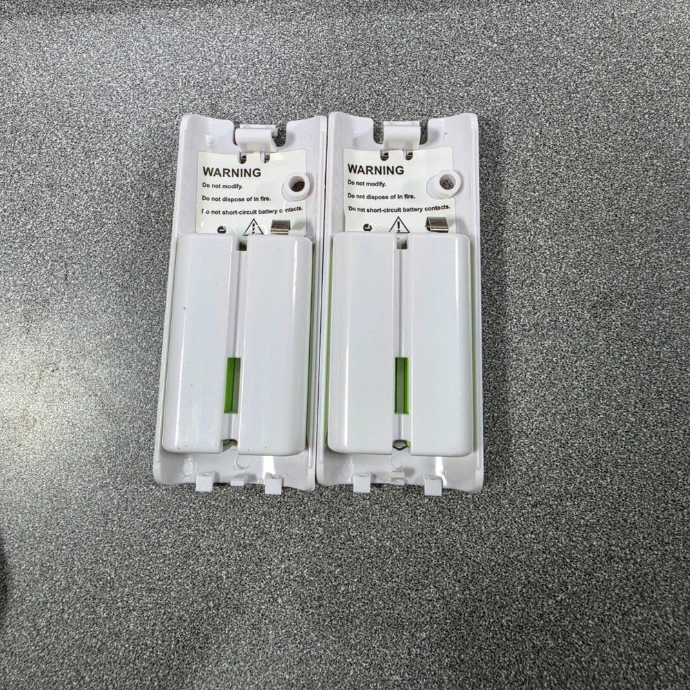Blue Light Charge Station Wii 4-Port White Excellent 2x 2800mAh Batteries